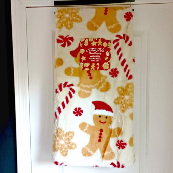NEW! GINGERBREAD SANTAS CANDY CANES THROW BLANKET - Picture 4 of 4